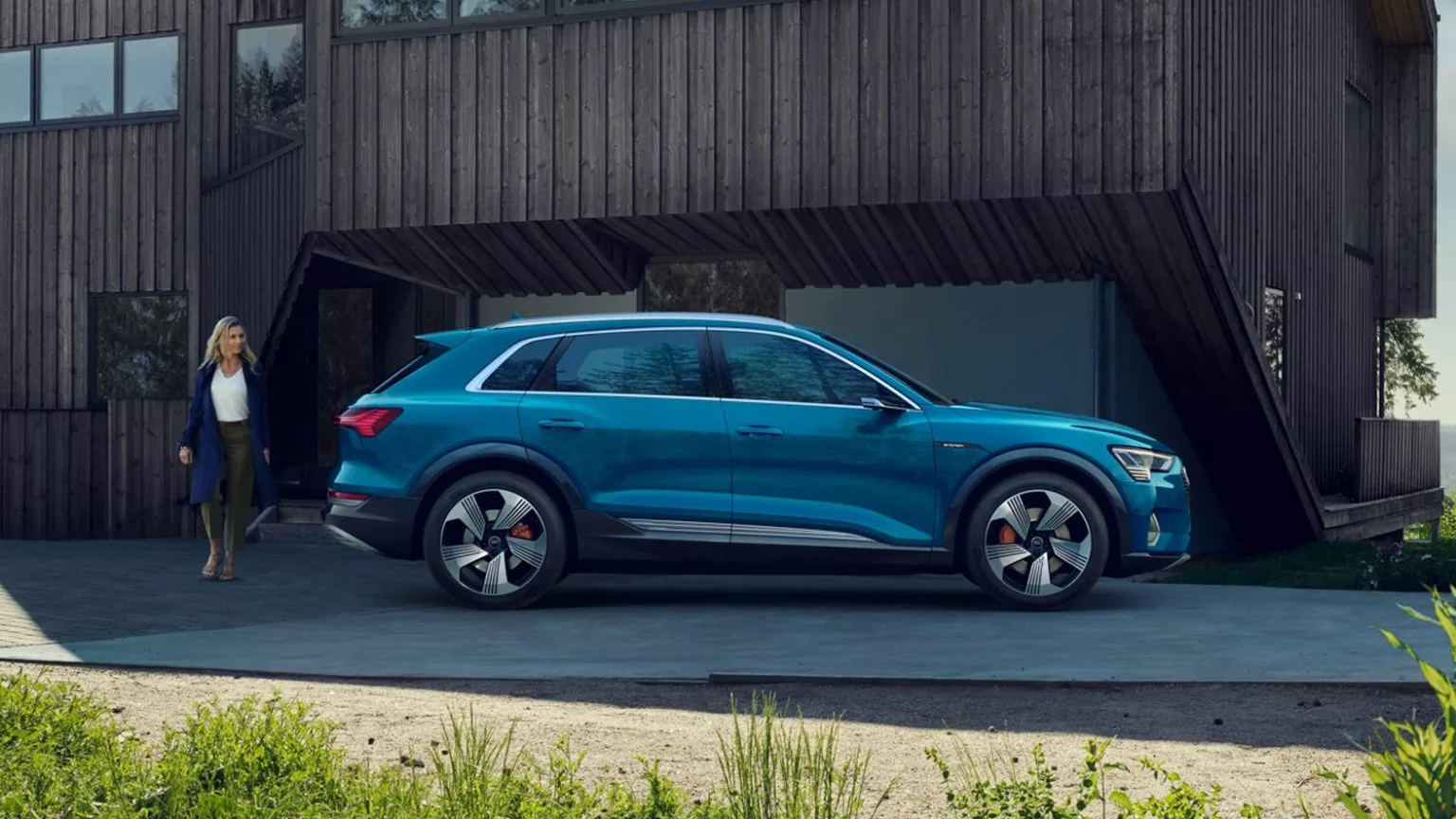 Audi parkert foran et hus